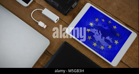 Immagine composita di vari gadget elettronici sul tavolato in legno Foto Stock