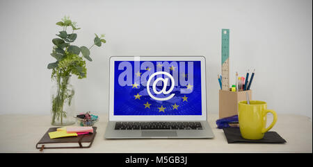 Immagine composita di laptop e vari accessori per ufficio su tavola Foto Stock