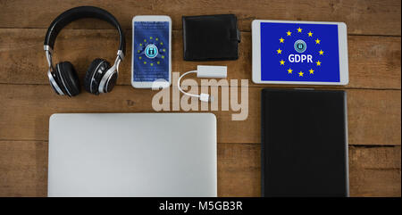 Immagine composita di vari gadget elettronici sul tavolato in legno Foto Stock