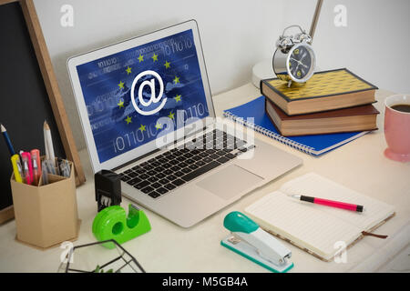 Immagine composita di laptop e vari accessori per ufficio su tavola Foto Stock