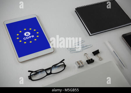 Immagine composita di vari accessori per ufficio su sfondo bianco Foto Stock