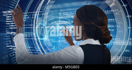 Immagine composita della vista laterale di imprenditrice tramite interfaccia Foto Stock