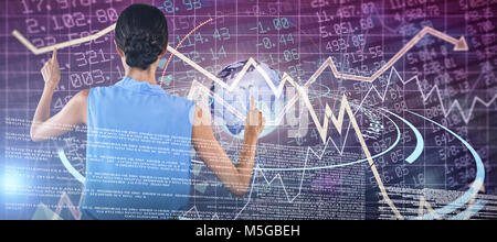 Immagine composita della vista posteriore di imprenditrice in indumenti senza maniche puntando su interfaccia Foto Stock