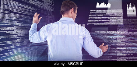 Executive maschio dichiara di utilizzare uno schermo invisibile contro immagine composita del volume illuminato comporre Foto Stock