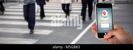Immagine composita della mano ritagliata tenendo il telefono cellulare Foto Stock