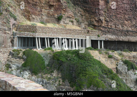 Rock-caduta Struttura di protezione e tunnel a metà lungo il Chapmans Peak drive a Cape Town, Sud Africa Foto Stock