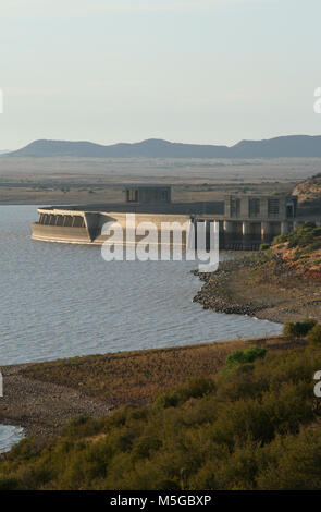 Gariep diga sul fiume Orange vicino alla città di Norvalspont confinanti con lo Stato libero e Eastern Cape Province, Sud Africa Foto Stock