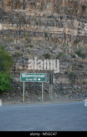 Cartello stradale che indica la direzione a Bloemfontein, Gariep Dam, Sud Africa Foto Stock