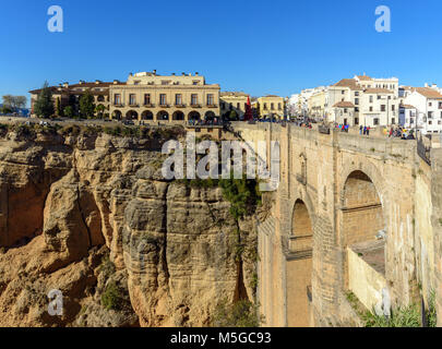 RONDA, Spagna - Dicembre 2017: Puente Nuevo bridge e architettura della città vecchia, uno dei più famosi villaggi bianchi in Andalusia, Spagna Foto Stock