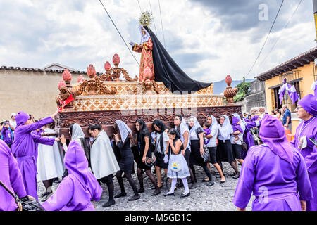 Antigua Guatemala - 13 Aprile 2017: la flottazione portatori portano a Maria Madre di Cristo nel Giovedì Santo processione in città con la famosa alle celebrazioni della Settimana Santa Foto Stock