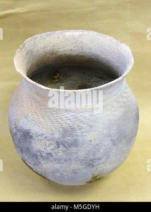 Grand CanyonTusayan Grayware ceramica sanati TUSAYAN GRAYWARE VASO CON BANDA DI corrugazioni. Patchato con passo e un tutolo di mais. Altre crepe IN BASE ERA STATO RIPARATO CON PASSO PINYON. PUEBLO II, 1050 1150 Annuncio. Foto Stock