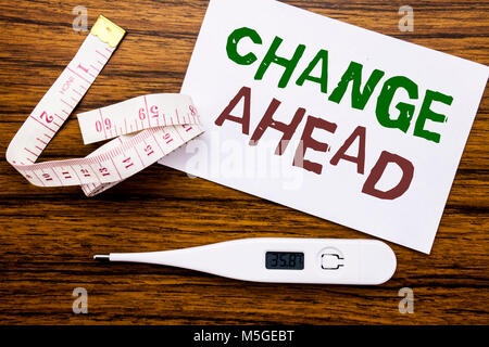 Mano concettuale di scrittura di testo Didascalia che mostrano un cambiamento avanti parola Rosso. Il concetto di business per futuri cambiamenti scritto su una nota adesiva carta sullo sfondo di legno. Foto Stock