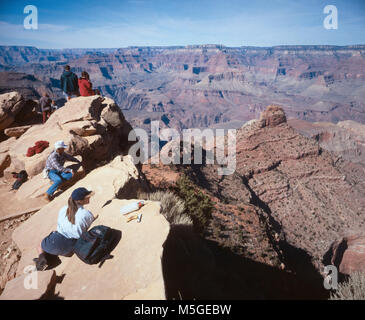 Ooh Aah Point - Sou Kaibab Trail Grand Canyon giorno gli escursionisti a guardare il Grand Canyon da Ooh Aah punto sulla South Kaibab Trail - Parco Nazionale del Grand Canyon. Quasi un miglio ( 1.6 km ) dal sentiero, Ooh Aah Point fornisce la prima vista a est dal South Kaibab. Il punto è di 780 piedi ( 238 m ) al di sotto del bordo e dura tra 1 e 2 ore di viaggio di andata e ritorno. Foto Stock