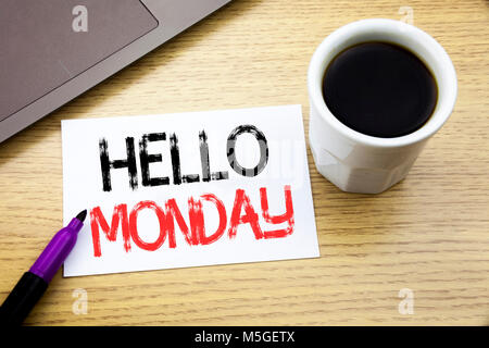 Annuncio della Scrittura che mostra testo Ciao lunedì. Il concetto di business per il giorno di inizio della settimana scritto sul libro dei notebook su sfondo di legno in Office wi Foto Stock