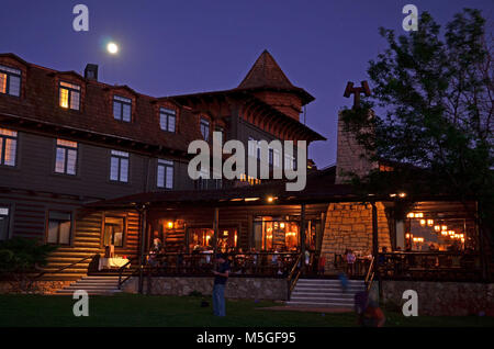 Grand Canyon Parco Nat El Tovar Hotel al chiaro di luna Hotel gli ospiti si godono la serata dal canyon-lato veranda di El Tovar Hotel. Come il premier lodging facility sul bordo sud del Parco Nazionale del Grand Canyon, l'El Tovar ha aperto le sue porte nel 1905 ed è stato recentemente rinnovato nel 2005. Foto Stock