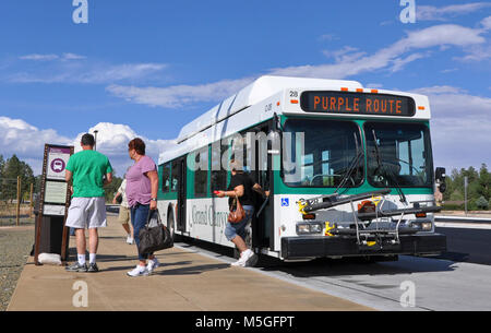 Parco Nazionale del Grand Canyon Tusayan Bus Navetta Parco Nazionale del Grand Canyon della navetta Tusayan scarico presso il Teatro Imax/ RP stop, il primo arresto in entrata nella Comunità di Tusayan. Foto Stock