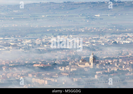Bella vista aerea di Santa Maria degli Angeli città (Assisi, Umbria), parzialmente coperti dalla nebbia e nebbia Foto Stock