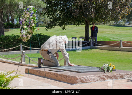 Giugno , Wrea cerimonia di posa - cittadini cimitero, Flagstaff Thomas Ashton Junior, che ha perso il padre durante il 1956 midair collisione, pone un roseon i TWA memorial durante il memoriale corona recante cerimonia al cimitero cittadino, Flagstaff, AZ. Foto Stock