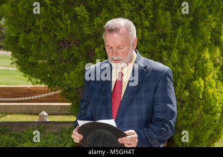 Giugno , Wrea cerimonia di posa - cittadini cimitero, Flagstaff alti pastore James L. Dorman, la Chiesa di Cristo di Flagstaff, purché la benedizione durante il memoriale corona recante cerimonia al cimitero cittadino, Flagstaff, AZ. Foto Stock