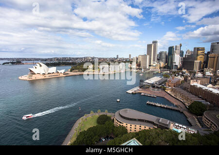 Sydney, Nuovo Galles del Sud / Australia - Agosto 29 2017: Sydney mezzogiorno skyline con buona luce su edifici della città Foto Stock