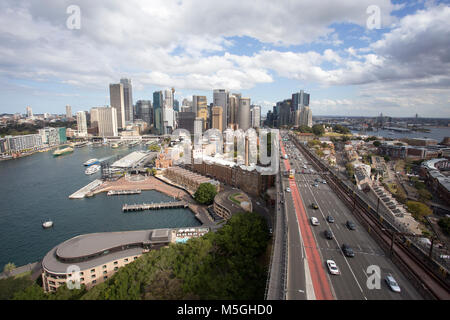 Sydney, Nuovo Galles del Sud / Australia - Agosto 29 2017: Sydney mezzogiorno skyline con buona luce su edifici della città Foto Stock