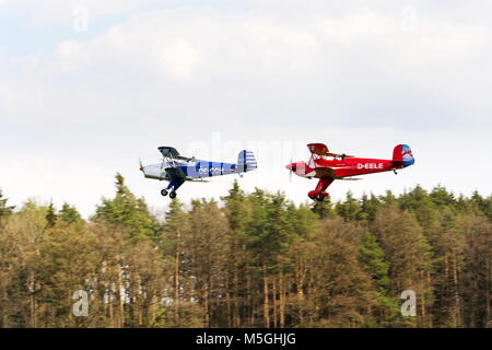 PLASY, Repubblica Ceca - 30 aprile: biplani Bucker BU-131 Jungmann prodotta sotto licenza come Tatra T-131 PA volando sopra la foresta su Aprile 30, 2017 in Pla Foto Stock