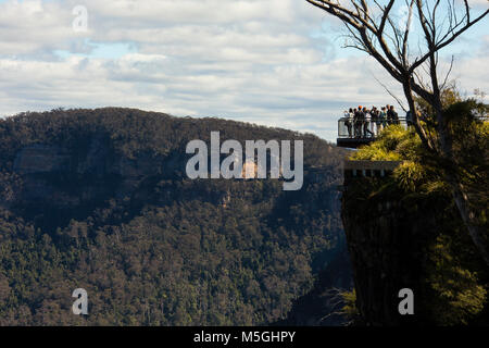 Vista del punto di eco di tre sorelle da spooners lookout. Tre suore sono una insolita formazione di roccia nelle Blue Mountains del Nuovo Galles del Sud Foto Stock