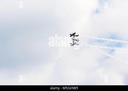 PLASY, Repubblica Ceca - 30 aprile: Flying tori team acrobatico in piani di acrobazia aerea on April 30, 2017 in Plasy, Repubblica Ceca. Foto Stock