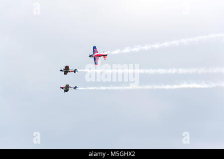 PLASY, Repubblica Ceca - 30 aprile: Flying tori team acrobatico in piani di acrobazia aerea on April 30, 2017 in Plasy, Repubblica Ceca. Foto Stock