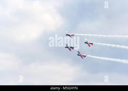 PLASY, Repubblica Ceca - 30 aprile: Flying tori team acrobatico in piani di acrobazia aerea on April 30, 2017 in Plasy, Repubblica Ceca. Foto Stock