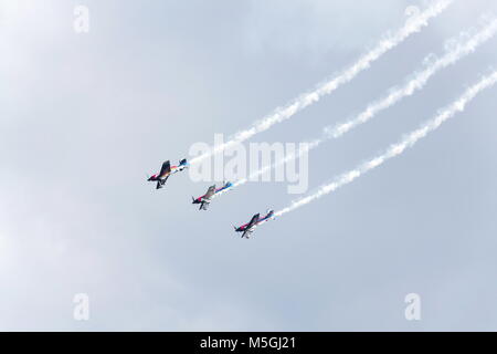 PLASY, Repubblica Ceca - 30 aprile: Flying tori team acrobatico in piani di acrobazia aerea on April 30, 2017 in Plasy, Repubblica Ceca. Foto Stock