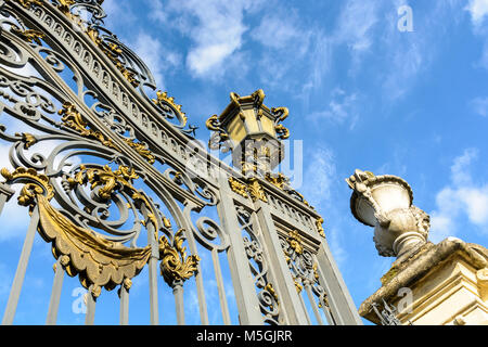 Basso angolo vista del riccamente decorata porta principale di accesso dell'Noisiel parco pubblico, nella periferia est di Parigi, con golden ferro battuto foglie Foto Stock