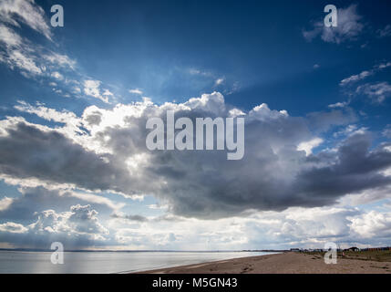 Giornata di sole con nuvole scure a Hayling Island seafront guardando verso l'Isola di Wight, Hampshire, Regno Unito Foto Stock