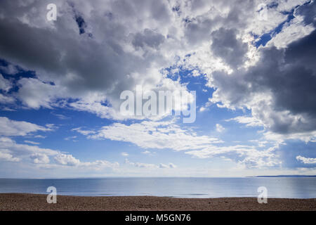 Giornata di sole con nuvole scure a Hayling Island seafront guardando verso l'Isola di Wight, Hampshire, Regno Unito Foto Stock