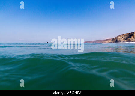 Porthtowan, Cornwall, Regno Unito. 22Il ndFeb,2018. Fantastico il cielo limpido e perfetto surf in Cornovaglia, in febbraio. Credito: Mike Newman/AlamyLiveNews Foto Stock