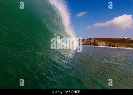 Porthtowan, Cornwall, Regno Unito. 22Il ndFeb,2018. Fantastico il cielo limpido e perfetto surf in Cornovaglia, in febbraio. Credito: Mike Newman/AlamyLiveNews Foto Stock