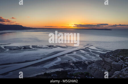 Splendido tramonto dalla cima del Great Orme hill a Llandudno, Galles del Nord, Regno Unito Foto Stock