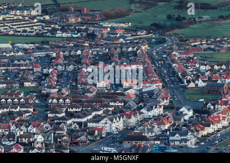 Llandudno town vista aerea sulla trafficata strada principale e case Foto Stock