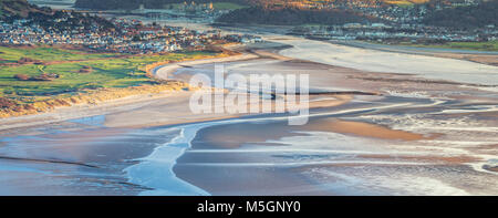 Vista panoramica sulla baia sabbiosa di LLandudno con la bassa marea. Il nord del Galles nel Regno Unito Foto Stock