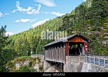 Oggetto ponte stradale Tiefencastel a Davos road, Svizzera reminiscenza dei ponti coperto del Vermont Foto Stock