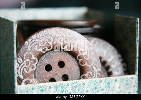 Confezione decorativa riempito con grandi pulsanti in legno Foto Stock