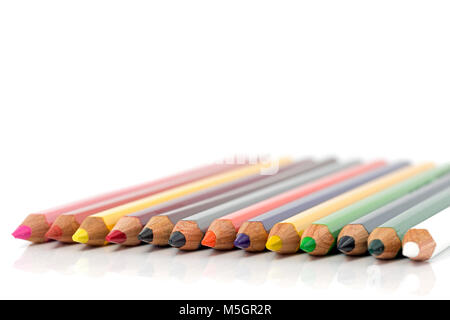 Pastelli e matite di tutti i colori come il rosso verde giallo e blu isolato su sfondo bianco in studio Foto Stock