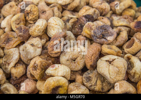 I fichi secchi per la vendita su un mercato Foto Stock