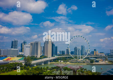 SINGAPORE, Singapore - 01 febbraio 2018: bella vista esterna del Singapore Flyer - la più grande ruota panoramica del mondo con un ponte e grandi edifici in horizont, situato a Singapore Foto Stock