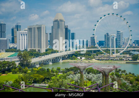 SINGAPORE, Singapore - 01 febbraio 2018: bella vista esterna del Singapore Flyer - la più grande ruota panoramica del mondo con un ponte e grandi edifici in horizont, situato a Singapore Foto Stock