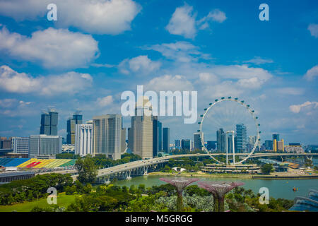 SINGAPORE, Singapore - 01 febbraio 2018: bella vista al di sopra del Singapore Flyer - la più grande ruota panoramica del mondo con un ponte e grandi edifici in horizont, in un giorno nuvoloso, situato a Singapore Foto Stock