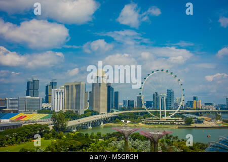 SINGAPORE, Singapore - 01 febbraio 2018: bella vista al di sopra del Singapore Flyer - la più grande ruota panoramica del mondo con un ponte e grandi edifici in horizont, in un giorno nuvoloso, situato a Singapore Foto Stock