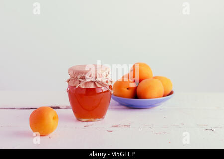 Confettura di albicocche e le albicocche. Messa a fuoco selettiva. Foto Stock