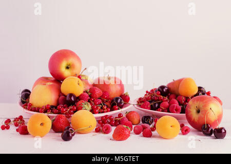 Frutti e bacche (mele, albicocche, lamponi. fragola, ribes, ciliegio), il fuoco selettivo. Foto Stock