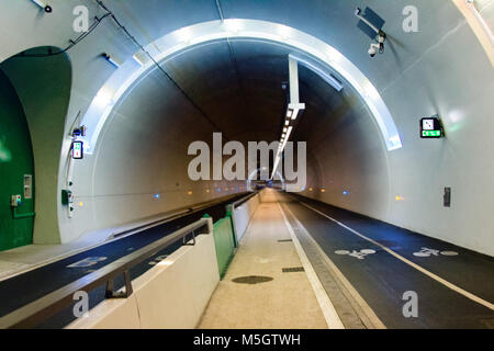 Tunnel di passaggio sotterraneo. I percorsi per i pedoni e i ciclisti, illuminazione, sistema di ventilazione Foto Stock